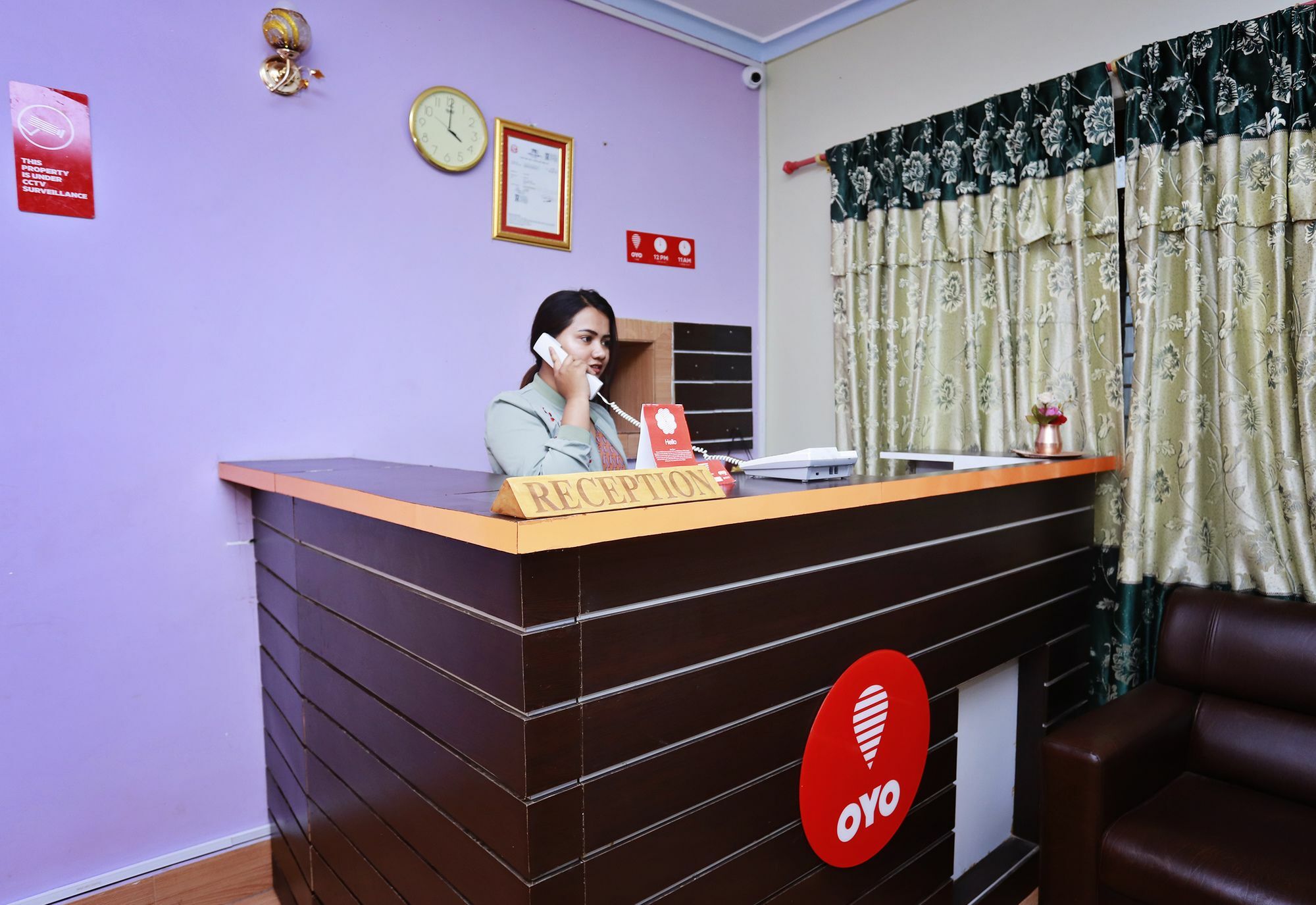 Oyo 575 Api Suites Покхара Екстер'єр фото