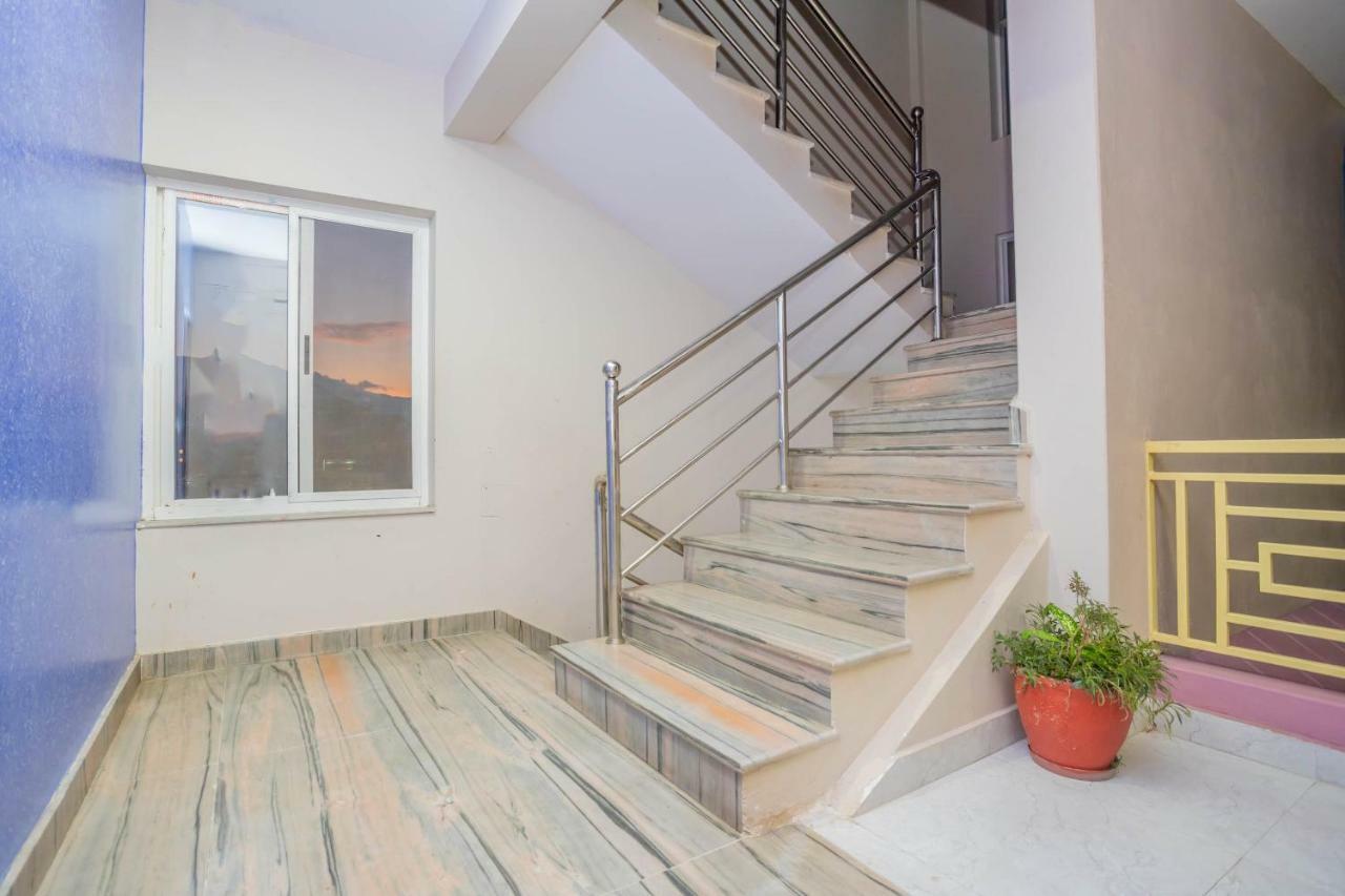 Oyo 575 Api Suites Покхара Екстер'єр фото
