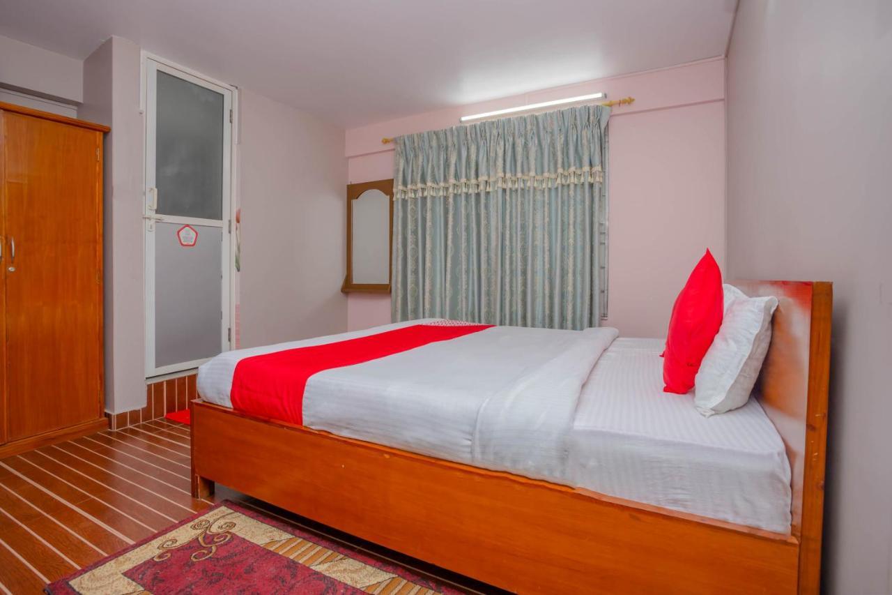 Oyo 575 Api Suites Покхара Екстер'єр фото